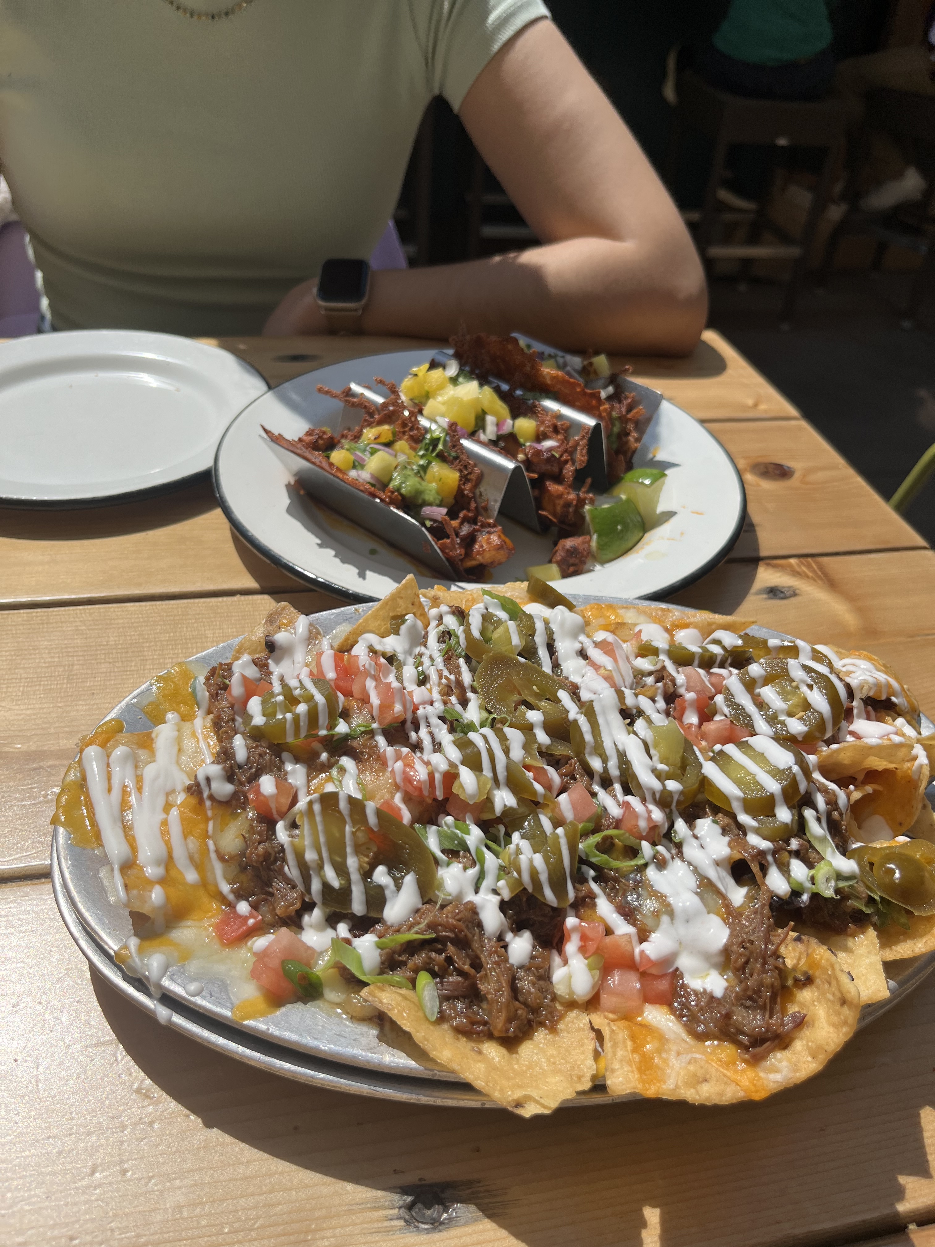 Comida típica de Chicago: Nachos y Tacos en Pilsen Yards